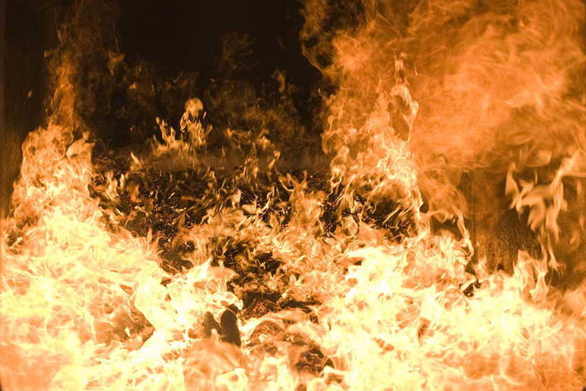 Ein Opfer der Flammen wurden in der Nacht zum Samstag zwei Holzschuppen in Peterslahr. Die Feuerwehren konnten ein Übergreifen auf das direkt daneben stehende Wohnhaus verhindern. Symbolfoto: Wolfgang Tischler