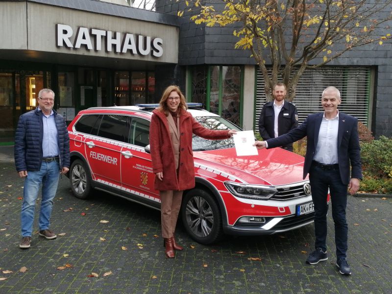 Nun kann nichts mehr schiefgehen: Sabine Btzing-Lichtenthler berreichte die Bewilligungsbescheide an Brgermeister Fred Jngerich. Zeugen war Wehrleiter Bjrn Strz (2. von rechts) und Armin Schmuck als Leiter des Fachbereichs IV Brgerdienste der Verbandsgemeindeverwaltung, der auch fr die Feuerwehren zustndig ist. (Foto: hak)