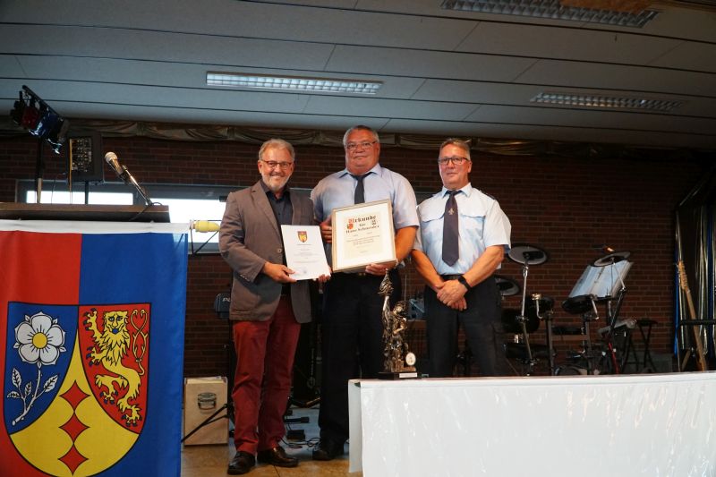 Gratulationen und Ehrungen fr Freiwillige Feuerwehr Mschenbach. Fotos: privat