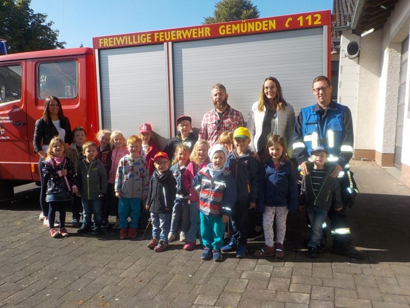 Schatzinselgruppe der Ev. Kita Kinder Garten Eden Gemnden bei der Feuerwehr. Foto: Kita