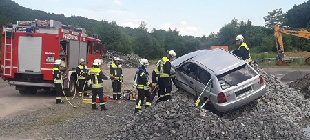 Eine Person war im Auto eingeklemmt. (Foto: Mirko Heuser)