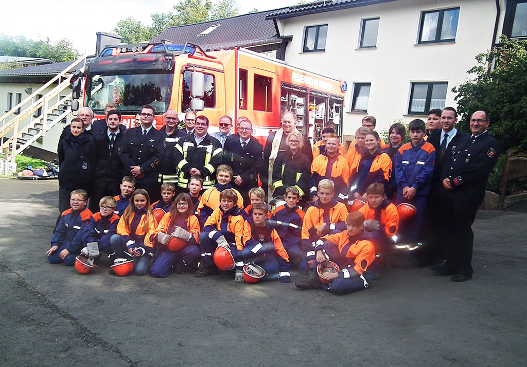Der Nachwuchs bei der Wissener Feuerwehr ist gesichert. 43 junge Feuerwehrleute zeigten bei der Jubiläumsfeuer ihr Können. Fotos: Regina Steinhauer 