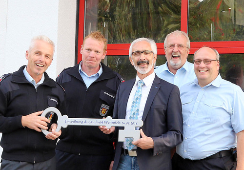 Die symbolische Schlsselbergabe mit (von links) Wehrfhrer Jrg Hlzemann, Florian Knautz (Frderverein), Brgermeister Wolfgang Schneider, KFI Dietmar Urrigshardt und Wehrleiter Matthias Theis. (Foto: anna)