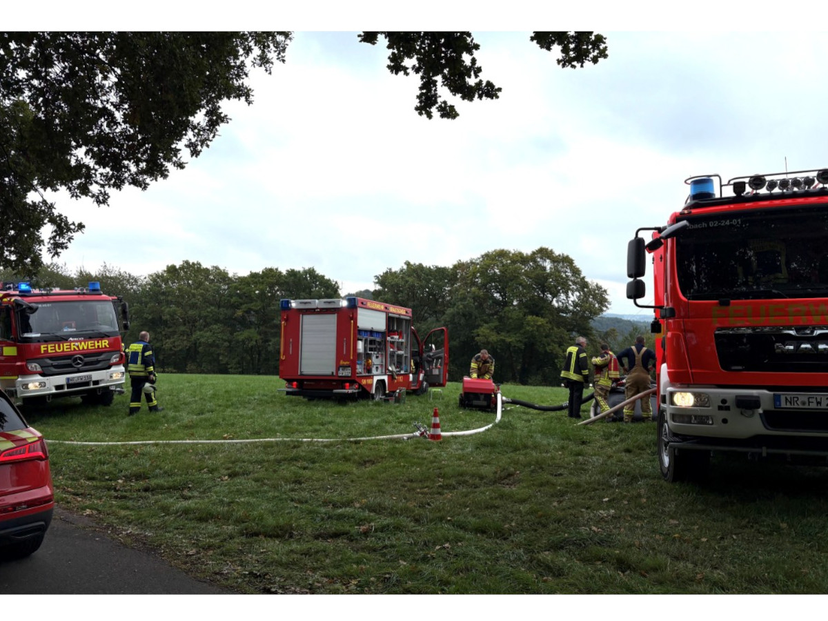 Im oberen Bereich wurde die Wasserversorgung ber ein Tanklschfahrzeug und einen Landwirt mit Gllefass sichergestellt. (Fotos: Feuerwehr VG Asbach)