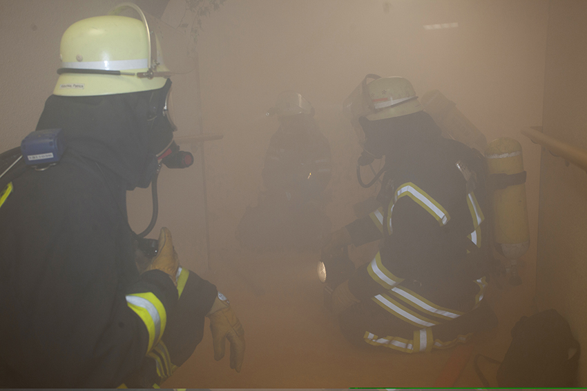 Die Feuerwehr fand ein stark verrauchtes Untergeschoss vor. Symbolfoto