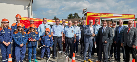Landrat Achim Schwickert (5. von rechts) dankte evm-Unternehmenssprecher Christian Schrder (7. von rechts) fr die breite Untersttzung der Feuerwehren im Westerwaldkreis. (Foto: EVM/Ditscher)