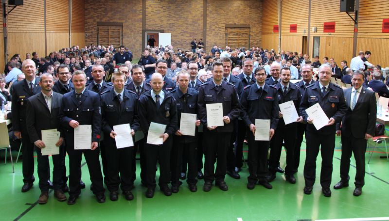 Landrat Schwickert und KFI Simonis mit den neuen Kreisausbildern und dem Leitenden Notarzt Alexander Gindi sowie dem aus dem Amt als Ausbilder verabschiedeten Michael Franz. Foto: privat