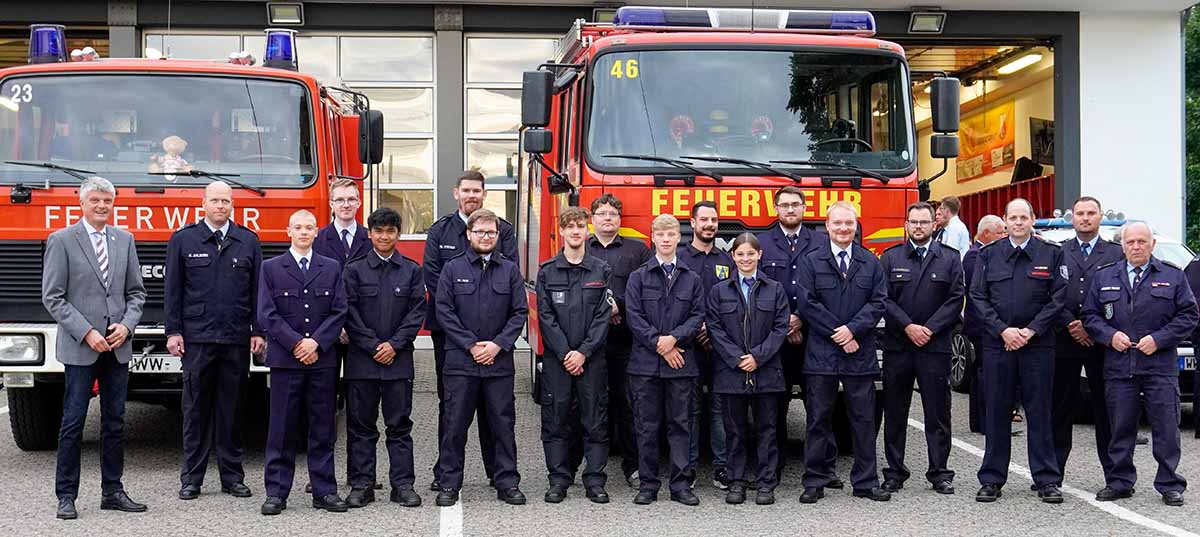 Brgermeister Mller (links) freut sich gemeinsam mit der Wehrleitung ber zahlreiche Verpflichtungen in den Feuerwehrdienst der Verbandsgemeinde Selters. Foto: Privat