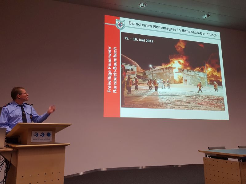 Der stellvertretende Wehrfhrer der Stadt Ransbach-Baumbach, Christian Heine, berichtete den Schweizer Kameraden ber den Brand eines Reifenlagers. Foto: privat