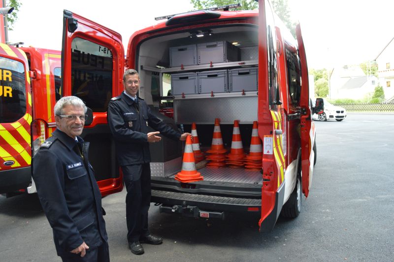 Hans-Joachim Klimke (links) und Jens Weinriefer, Wehrleitung Montabaur, fhren die neuen Fahrzeuge, hier die Grundausstattung in den Mannschaftstransportwagen, gerne vor. Eine solch groe Anschaffungsmanahme habe ich bislang noch nicht erlebt, sagt Klimke, der seit 50 Jahren bei der Feuerwehr ist. Fotos: VG Montabaur