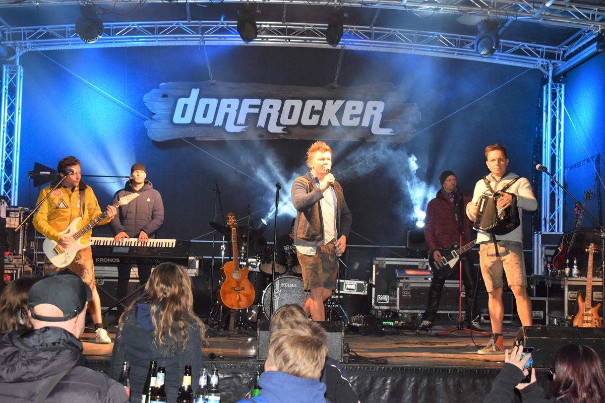 Mit den "Dorfrockern" und 110 Traktoren frs Ahrtal abgefeiert