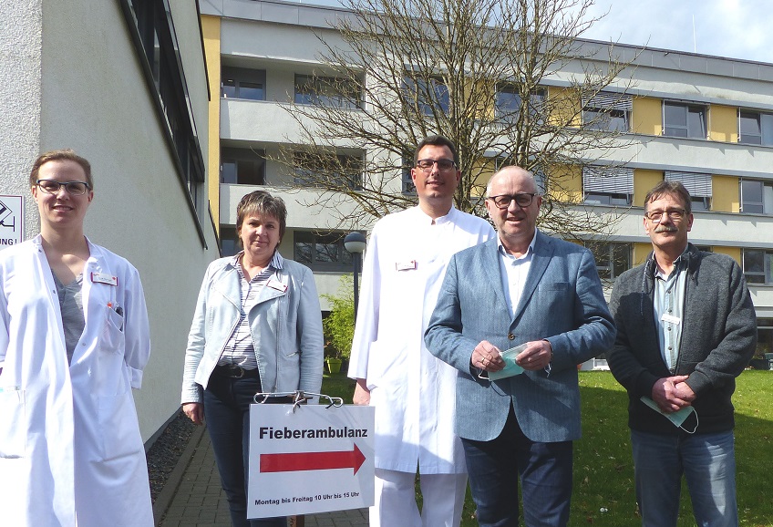 Bei der Erffnung der Fieber-Ambulanz in Altenkirchen. Von links Dr. Miriam Buchwald, Pflegedirektorin Monika Lehnen, Dirk Werner, Chefarzt Innere, Landrat Dr. Peter Enders und Heinz-Uwe Fuchs, Leiter des Gesundheitsamtes in Altenkrichen. (Foto: Kreisverwaltung)