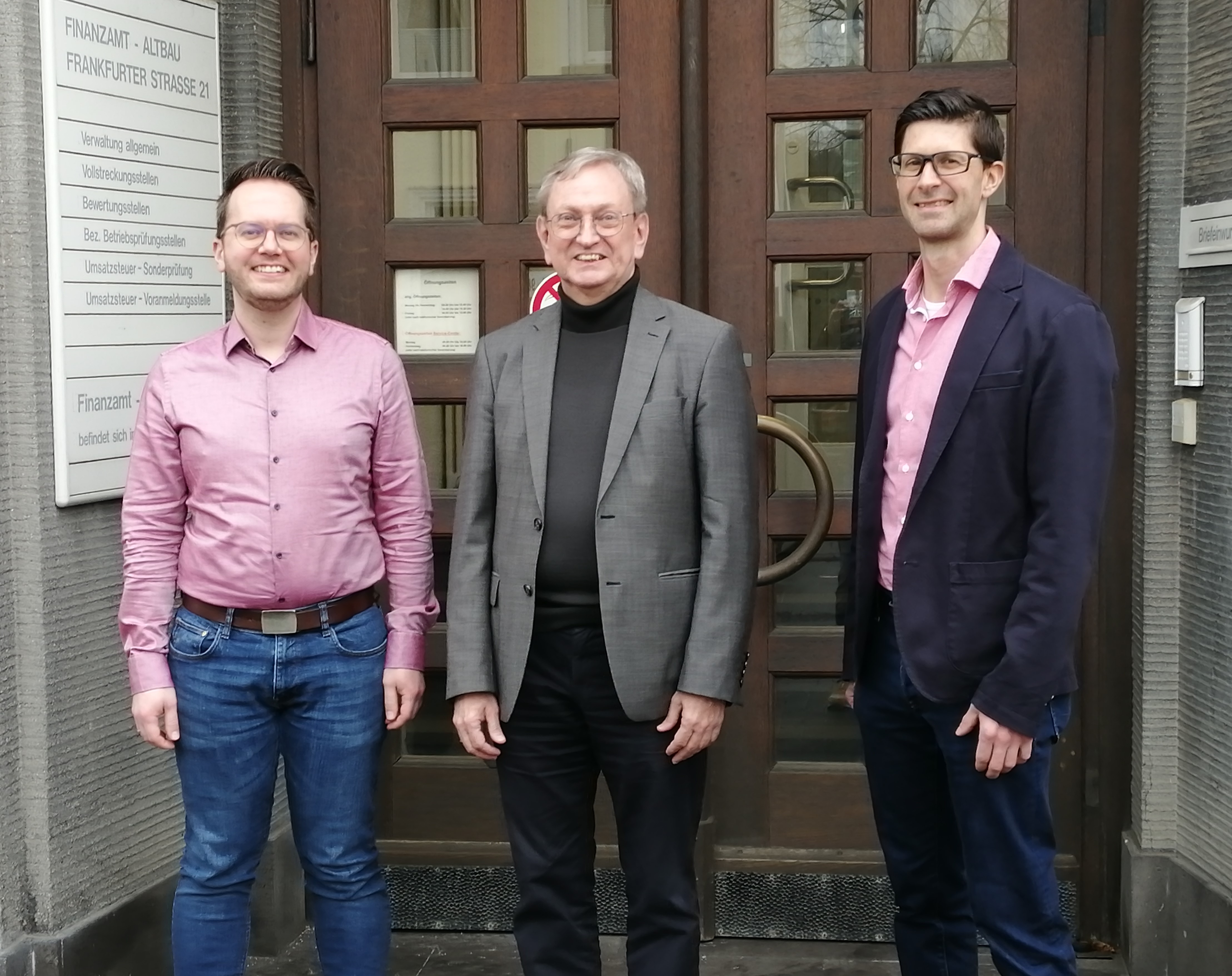 Nein, nicht die Drei von der Tankstelle, sondern vom Finanzamt (von links): Bastian Stiebitz, Hans-Dieter Wirth und Mario Vaccargiu. (Foto: vh)