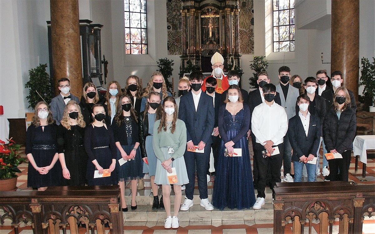 Alle Firmlinge mit Weihbischof Ansgar Puff im Altarraum der katholischen Pfarrkirche "Kreuzerhhung". (Fotos: Bernhard Theis)