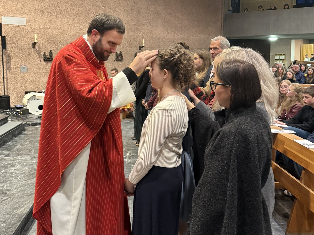 Jugendpfarrer Dominic Lck spendet Jugendlichen im Pastoralen Raum Betzdorf das Sakrament der Firmung. (Foto: Pastoraler Raum Betzdorf/Regine Wald)