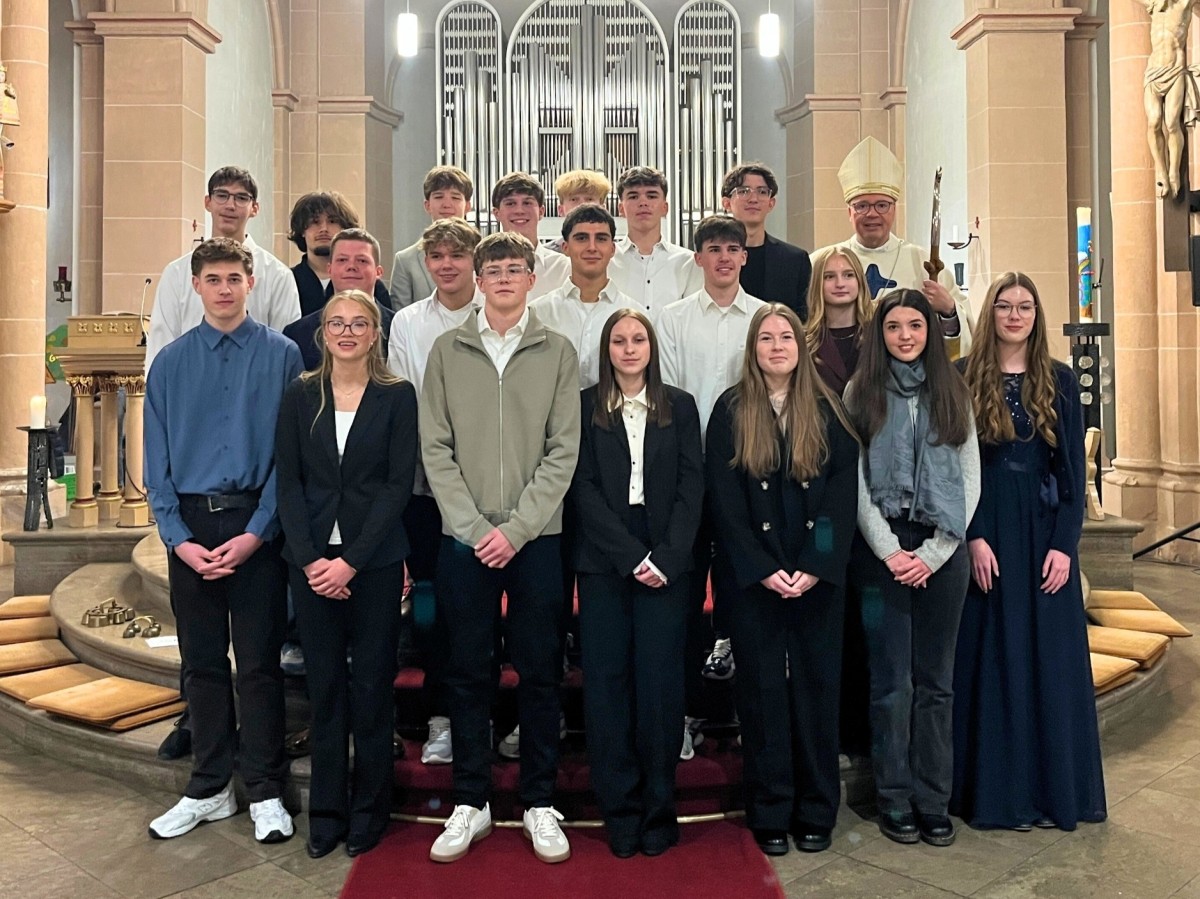 Jugendliche aus Heimbach-Weis, Engers und Gladbach sowie Bendorf-Mhlhofen haben durch den Trierer Bischof Dr. Stephan Ackermann das Sakrament der Firmung in der St. Martin-Kirche in Neuwied-Engers erhalten. (Foto: Bistum Trier/Julia Frder)