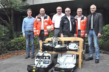 Sebastian Pfeiffer, Andreas Krger (Leiter KAB), Jrg Gerharz (Leiter Ausbildung), Holger 
Mies, Volker Hammer und Brgermeister Jngerich (v.li.) mit einem Teil der Ausrstung (Foto: kk)