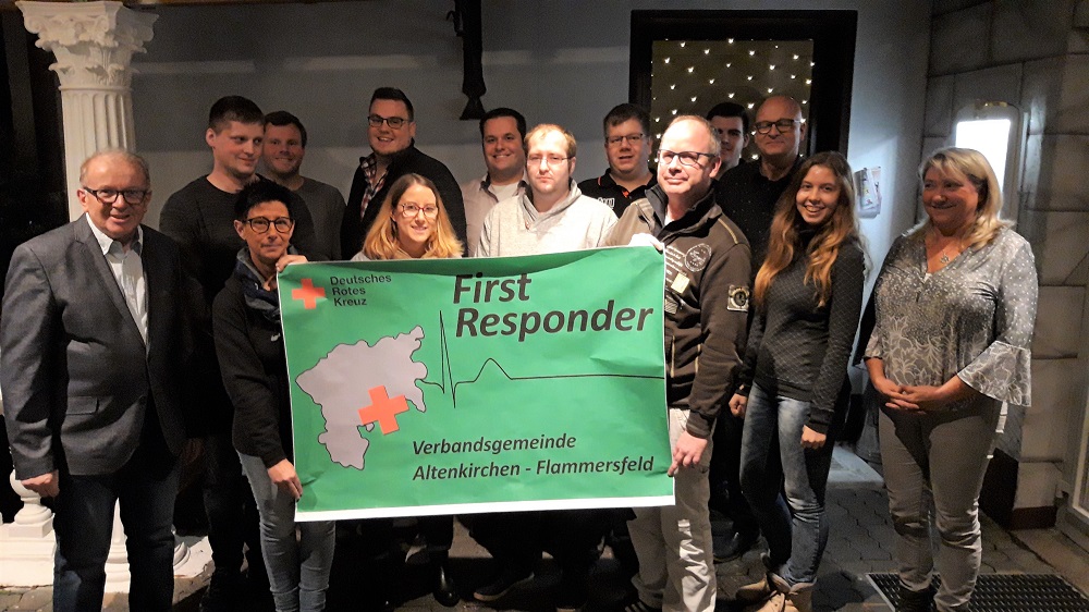 Gemeinsam stellten sich die Mitglieder der First-Responder-Gruppe der Verbandsgemeinde Flammersfeld mit dem Beigeordneten Rolf Schmidt-Markoski anlsslich des Dankeschn-Essens in der Taverne Mykonos in Horhausen zum Erinnerungsfoto auf. (Foto: Privat)