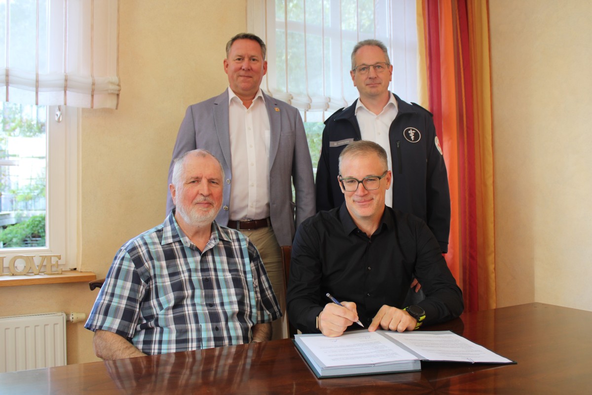 Von links nach rechts: Brgermeister Joachim Brenner, Bereitschaftsleiter Marc Hannemann, DRK-Ortsvereinsvorsitzender Konrad Schwan und Erster Beigeordneter Marc Schwan beim Start der neuen First-Responder-Gruppe zur schnellen Notfallversorgung in der Verbandsgemeinde Betzdorf-Gebhardshain. Foto: Verbandsgemeindeverwaltung Betzdorf-Gebhardshain: Marc Rosenkranz
