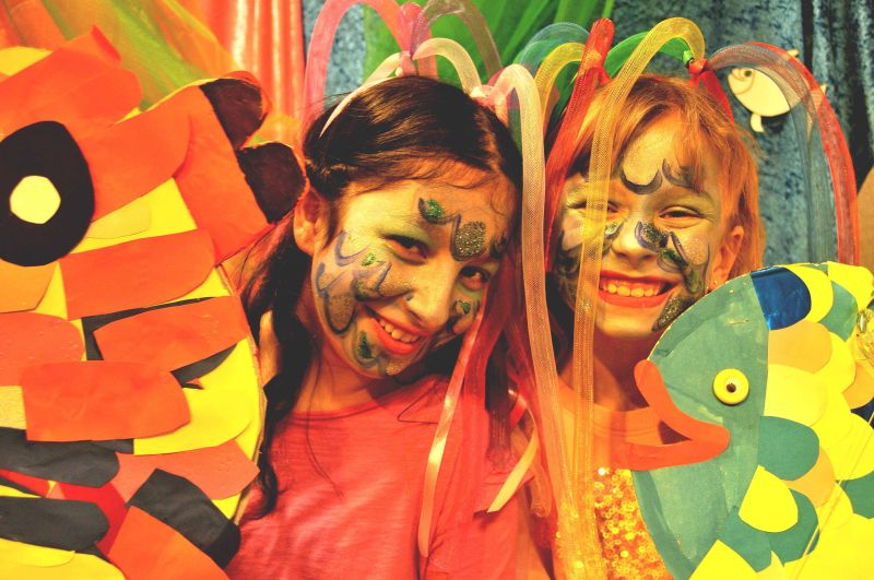 Zwei der Theater-Kinder, die den "Groen und den Kleinen Regenbogenfisch" mit ihren selbst gestalteten Stabfiguren spielen. Fotos: privat