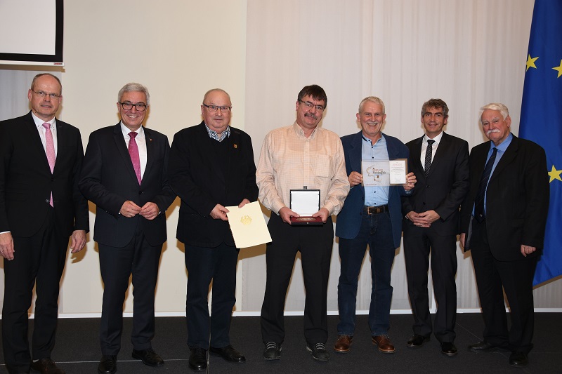 
Vorsitzender Heinz-Albert Gro und Vorstandsmitglied Holger Schulz (3. und 4. von links) nahmen die Plakette in Mainz vom Innen- und Sportminister (2. von links) entgegen. Brgermeister Dietmar Henrich und Ortsbrgermeister Michael Rzytki (2. und 3. von rechts) sowie Walter Desch vom Sportbund Rheinland (rechts) und Jochen Borchert vom Landessportbund waren dabei. (Foto: LSB)