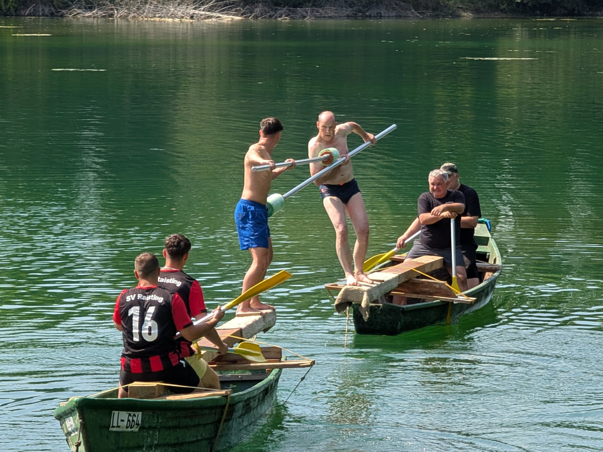 Das Team des SV Raisting beim sportlichen Fischerstechen gegen das Team 1 der Schweren Artillerie aus Linz am Rhein, bestehend aus Rudolf Grogarten, Andreas Kamp und Marcus Jenichen. (Foto: Roland Thees)