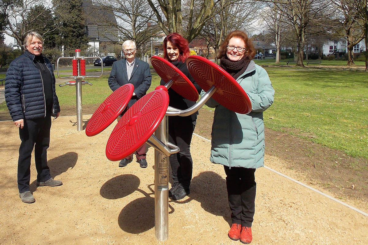 Die Projektgruppe Ilse-Bagel-Park am Playfit-Bewegungsparcours. Von rechts: Ellen Seidel, Dorit Reis, Stadtbrgermeister Gerhard Hausen und Jochen Seidel. Foto: Thomas Herschbach 
