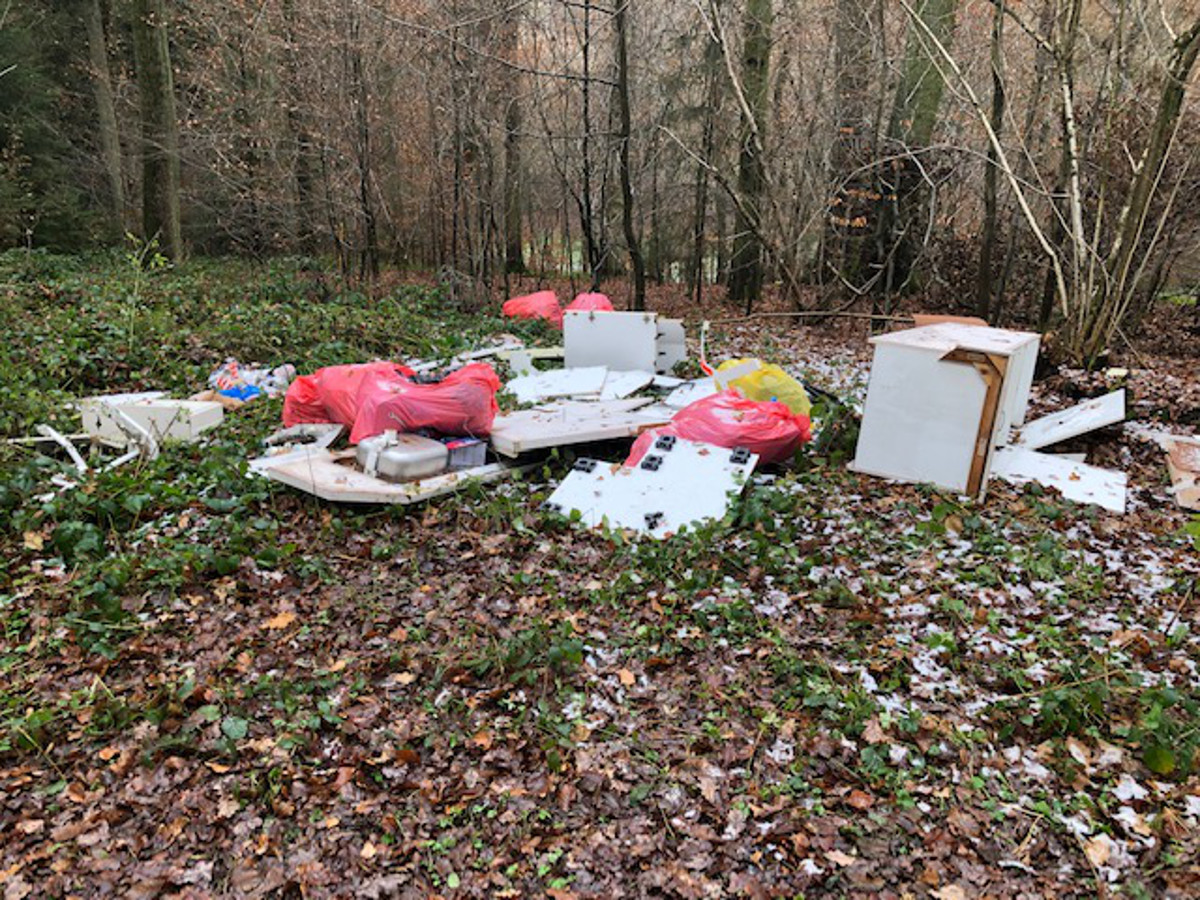 Teile einer alten Kcheneinrichtung und jede Menge Hausmll haben Unbekannte in der Nhe von Flammersfeld abgeladen. (Foto: VG Altenkirchen-Flammersfeld)