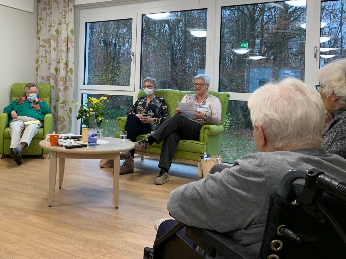 Die Landfrauen kamen zum Vorlesen ins Pflegedorf der Lebenshilfe in Flammersfeld. (Foto: Lebenshilfe)