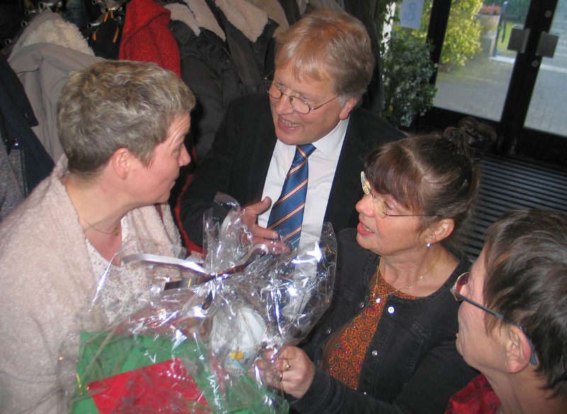 Viele Geschenke und berraschungen gab es fr das scheidende Pfarrerehepaar Silvia Schaake und Thomas Rssler-Schaake zur Verabschiedung (mit Gottesdienst und Feierstunde) in Flammersfeld. Foto: Privat