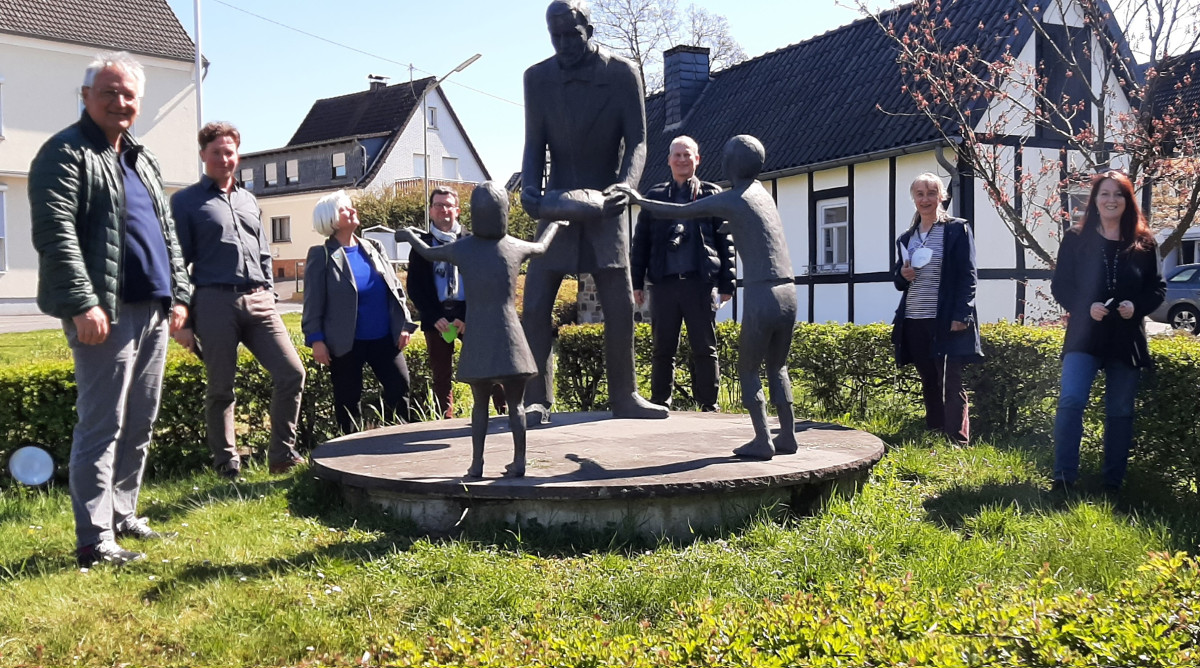 Am Raiffeisen-Denkmal in Weyerbusch, dass das soziale Wirken und die Gestalt Raiffeisens darstellt und bei dem es sich um ein Werk des Knstlers Hellmut Otto Hoffmann-Schlndorff aus Mammelzen handelt, stellten sich Professor Michael Klemm und sein Team, die Raiffeisenbotschafter sowie die Mitarbeiterinnen der Verwaltung zum Erinnerungsfoto auf. Foto: VG AK-FF