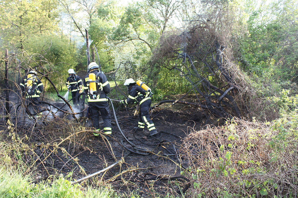 Whrend den Lscharbeiten mussten Strucher und ste auseinandergezogen werden. Foto: Feuerwehr VG Bad Hnningen