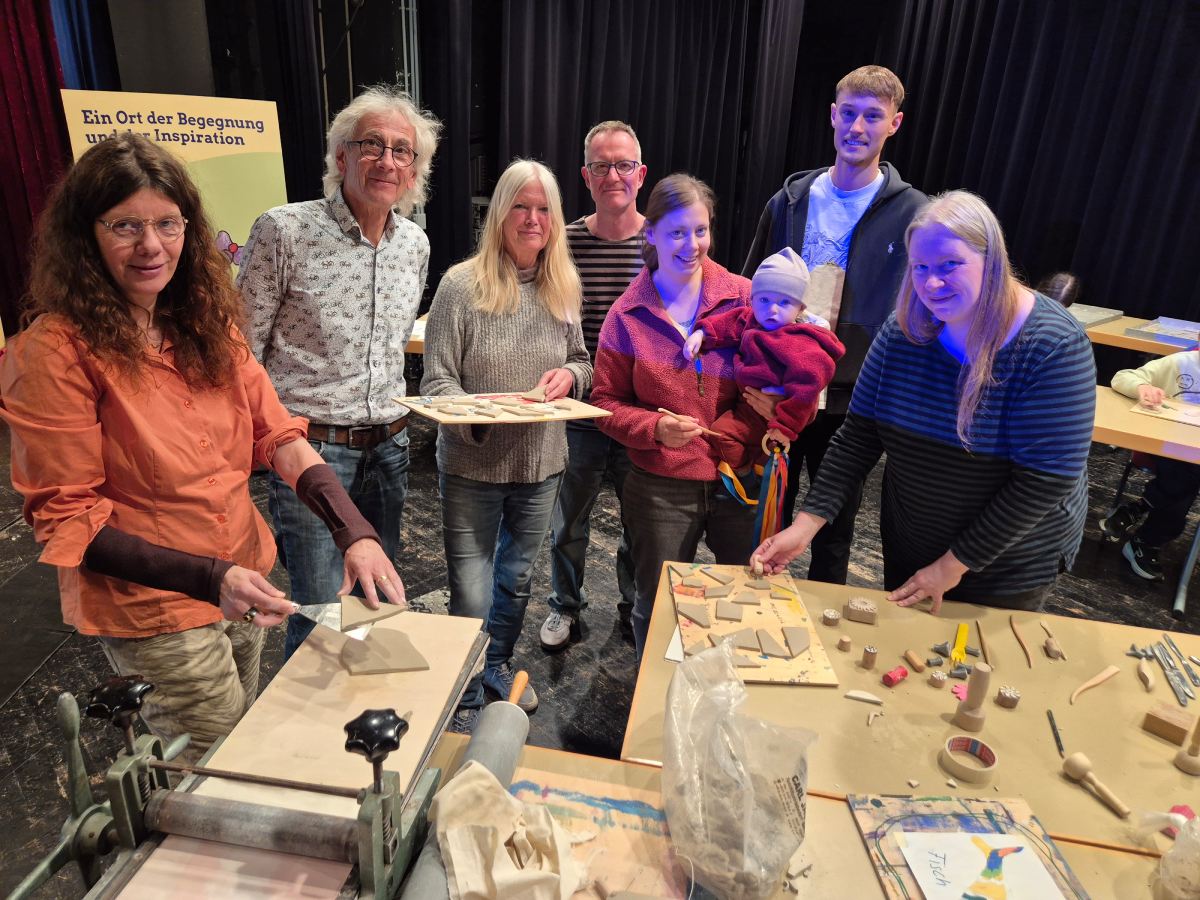 Auch erwachsene �Handwerker� waren gefordert, um die Kacheln zu gestalten. (vh)