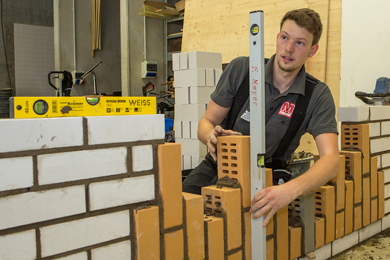 Florian Blechinger aus Asbach ist Deutschlands zweitbester Maurer. Foto: Klaus Herzmann 