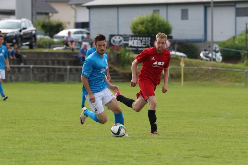 Noch trgt Florian Krner (links) das Trikot des FC Dorndorf, doch schon ab Sommer wird er zusammen mit Tobias Schuth (rechts) fr die Eisbachtaler Sportfreunde spielen. Foto: Sportfreunde Eisbachtal