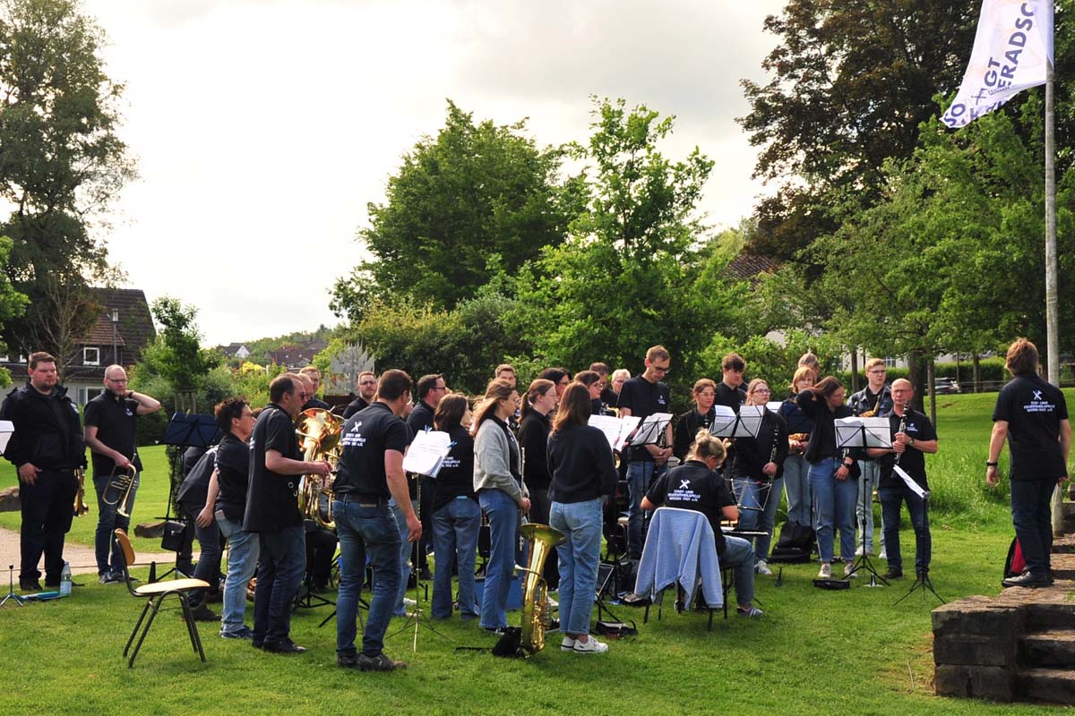 Die Stadt- und Feuerwehrkapelle begleitete den Gottesdienst musikalisch (Fotos: kk�)