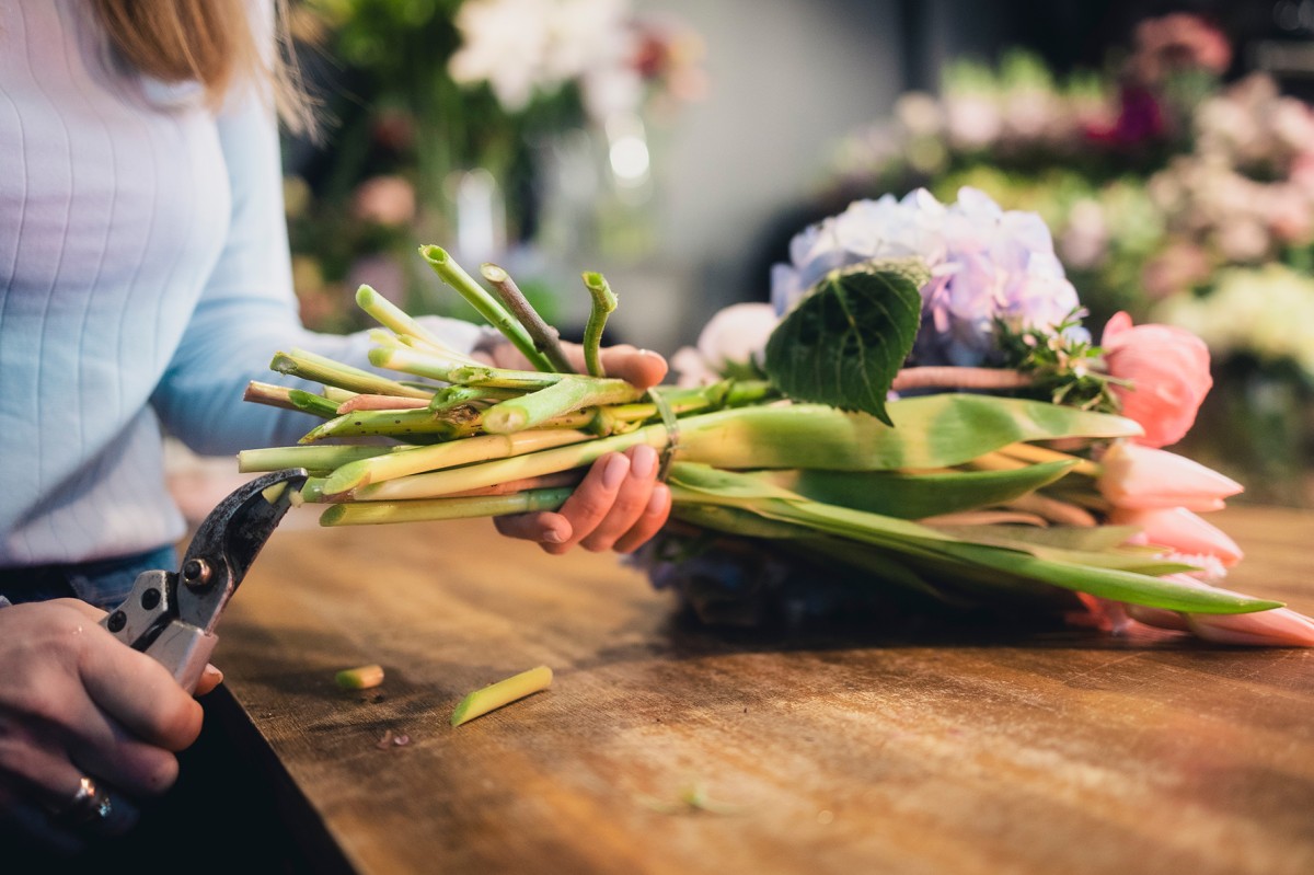 Nonstop Blumen binden: Viele Floristinnen haben eine Sechs-Tage-Woche und wenig Urlaub. Die Floristen-Gewerkschaft IG BAU Koblenz-Bad Kreuznach will das jetzt ndern. Foto: Privat