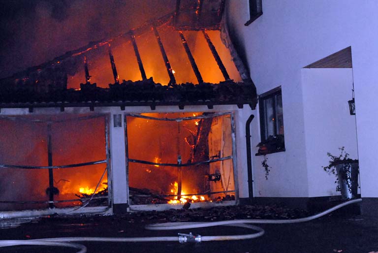 Beim Eintreffen der ersten Krfte stand die Garage bereits im Vollbrand und das Feuer griff auf das Wohnhaus ber. (Foto: kk)