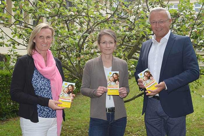 Werena Herzog und Jasmin Assadian vom Fachdienst Kindertagespflege und Landrat Achim Hallerbach (v.l.n.r.) stellten den aktuellen Flyer vor. Foto: Kreisverwaltung