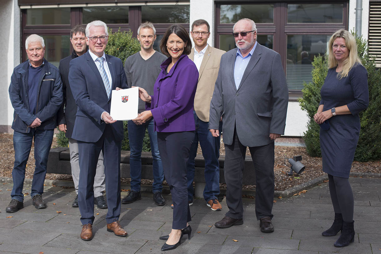 Ministerin Schmitt bergibt einen Frderbescheid an Brgermeister Mendel. Foto: Helmi-Tischler-Venter