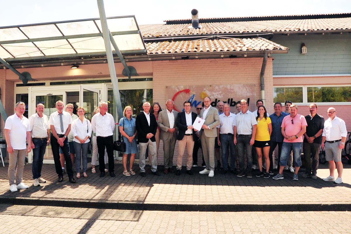Verbandsgemeindeb�rgermeister Fischer erhielt den ersehnten F�rderbescheid (Bilder: kk�)