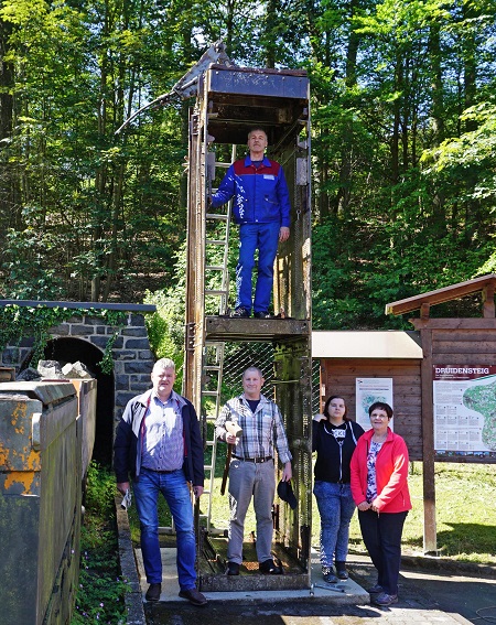 An   die   Bergbaura erinnert   der   alte   Frderkorb   auf dem       Freigelnde       des Besucherbergwerks   in   Steinebach. (Foto: Joachim Weger)