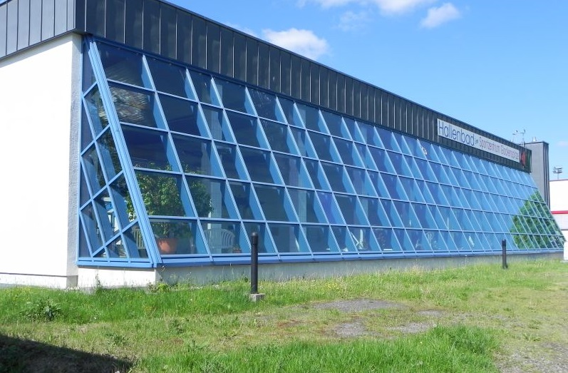 Das alte Altenkirchener Hallenbad hat in absehbarer Zeit seine Schuldigkeit getan. Ein 15,5 Millionen Euro teurer Neubau ist in der Planung schon weit fortgeschritten. (Foto: hak)