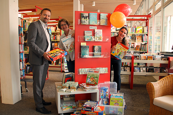 bergabe der groen Spende des Frdervereins an die Bad Honnefer Stadtbcherei  v. l. Erster Beigeordneter Holger Heuser, Erika Fenkes (Vorsitzende des Frdervereins Stadtbcherei Bad Honnef) und Leiterin Stephanie Eichhorn. Foto: pr