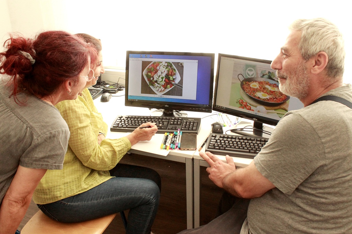 In den Projektrumen in Neuwied bereiten sich die Teilnehmer auf die Arbeit im Foodtrailer vor. Jetzt werden schon die Speisen besprochen und ausgesucht, die zubereitet werden sollen. (Foto: GFBI)