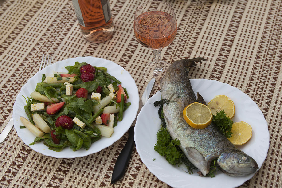 Westerwlder Rezepte: Spargelsalat mit Erdbeeren an gegrillter Forelle