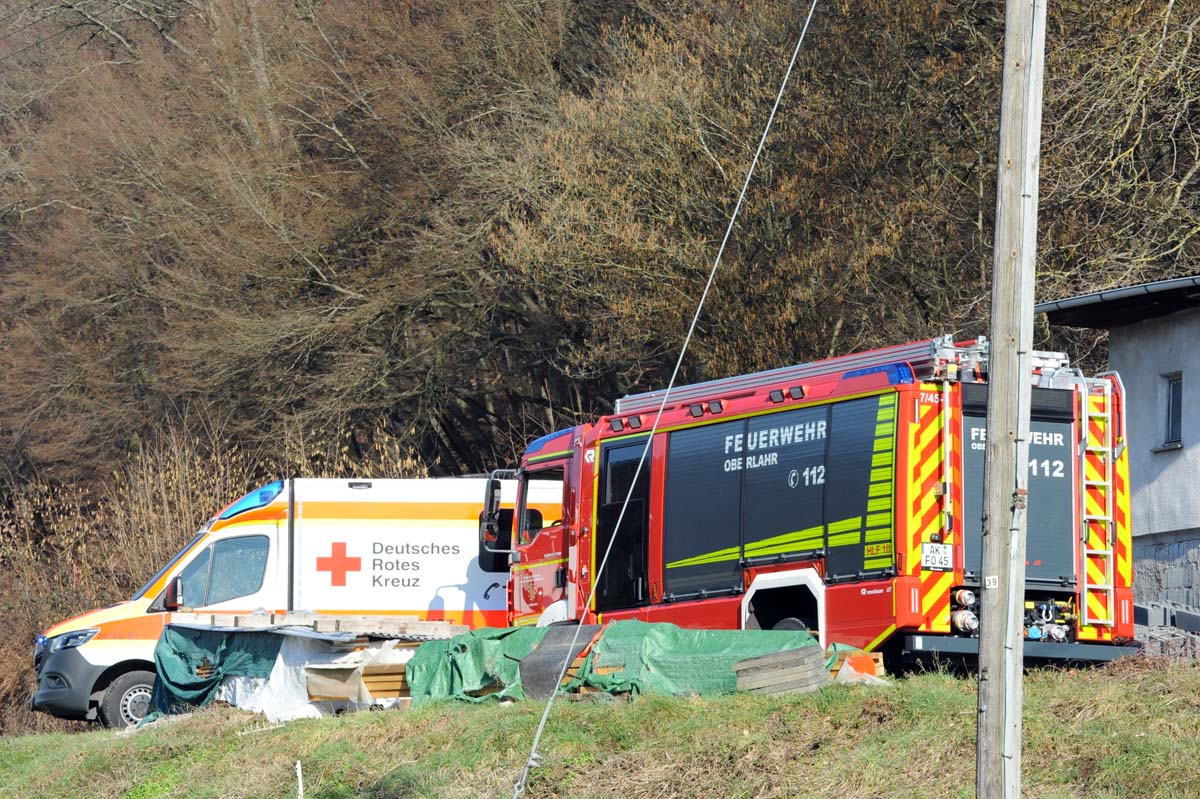 Unterhalb der Unfallstelle standen der Rettungswagen und ein Feuerwehrfahrzeug. (Fotos: kk)