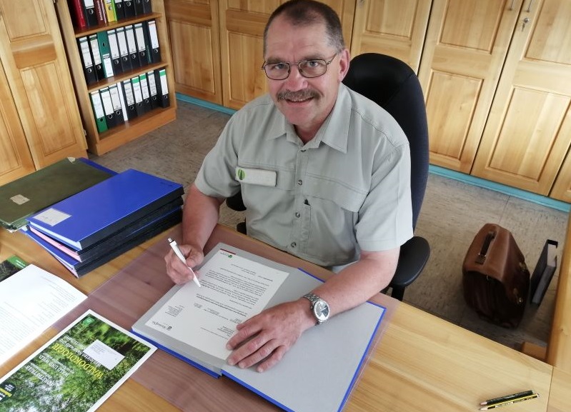 Zu seinen Aufgaben als Leiter des Forstamtes zhlen auch viele administrative Dinge, die Michael Weber von seinem Schreibtisch im Bro in der Siegener Strae in Altenkirchen erledigt. (Foto: hak)
