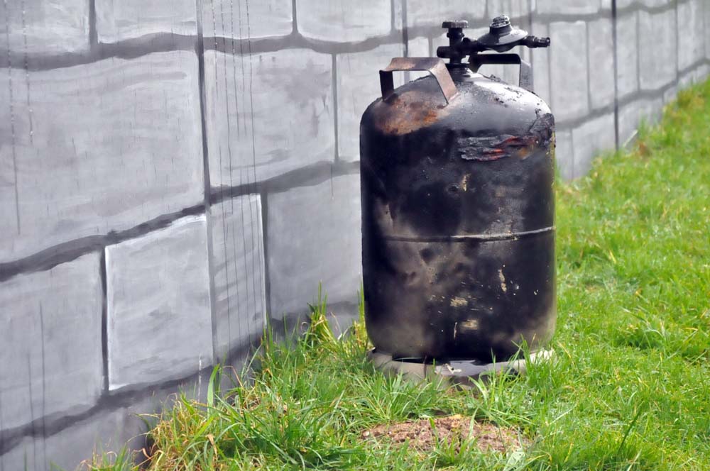 Aus ungeklrter Ursache hatte sich die Gasflasche in einer Garage entzndet. (Fotos: kk)