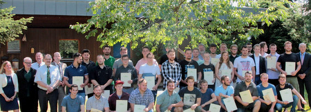 33 Forstwirte und eine Forstwirtin prsentieren stolz ihren Gesellenbrief bei der Abschlussfeier am Forstlichen Bildungszentrum Hachenburg. (Foto: Marco Reetz/Landesforsten RLP)